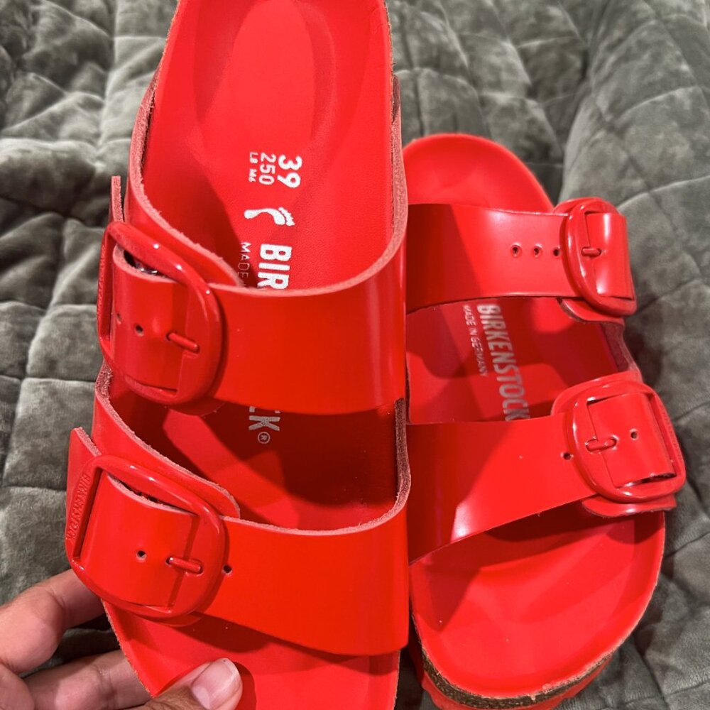 Birkenstock EUC  Arizona Big Buckle High Shine Tomato Leather Patent Sz 39
